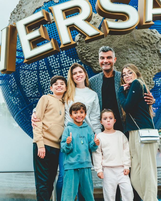 Tiago Brunet e família na entrada da Universal