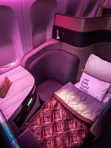 Viajar de classe executiva é uma experiência que combina conforto e luxo, transformando longas horas no avião em momentos agradáveis e relaxantes. Nos últimos anos, as companhias aéreas têm investido fortemente em tecnologia de ponta e design inovador para oferecer aos passageiros um nível de conforto sem igual.