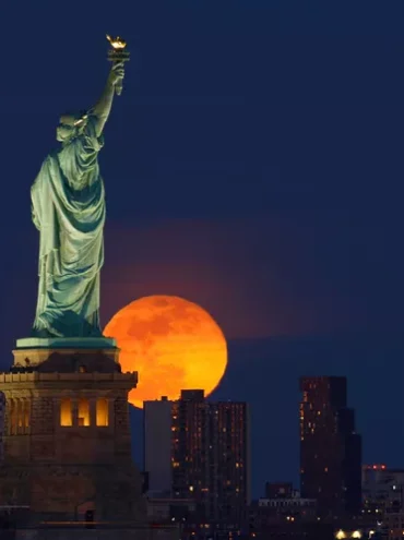 Este mês, a agenda de observação das estrelas será extraordinária, com emparelhamentos fascinantes entre planetas, encontros cativantes entre a lua e os planetas, e um evento especial para fechar o mês: várias noites com todos os sete planetas visíveis no céu.