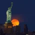 Este mês, a agenda de observação das estrelas será extraordinária, com emparelhamentos fascinantes entre planetas, encontros cativantes entre a lua e os planetas, e um evento especial para fechar o mês: várias noites com todos os sete planetas visíveis no céu.