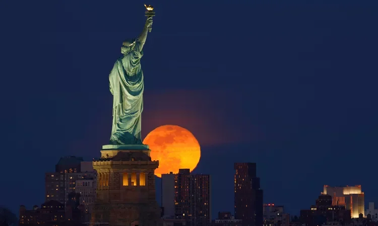 Este mês, a agenda de observação das estrelas será extraordinária, com emparelhamentos fascinantes entre planetas, encontros cativantes entre a lua e os planetas, e um evento especial para fechar o mês: várias noites com todos os sete planetas visíveis no céu.